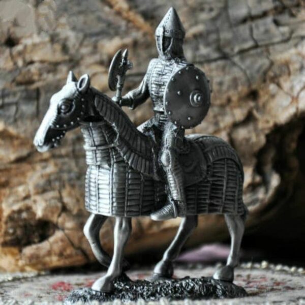 Figurine de chevalier à la hache et bouclier rond