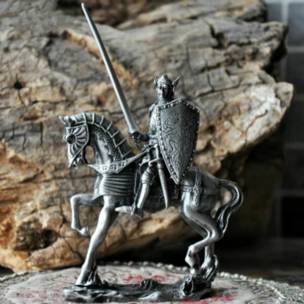 Figurine de chevalier à la lance en charge
