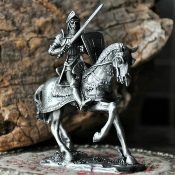 Figurine de chevalier à l'épée levée