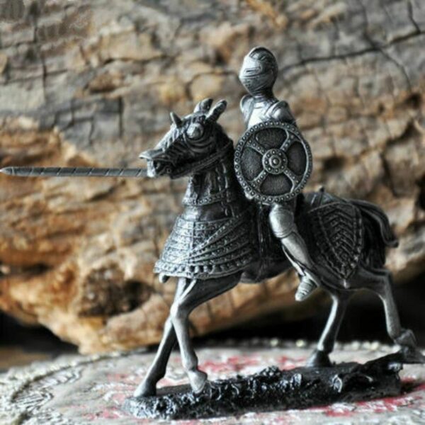 Figurine de chevalier à la longue lance