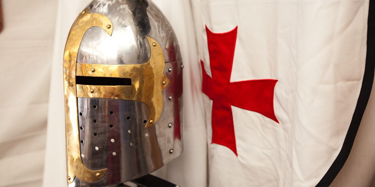 Casque et armure de templier avec croix rouge