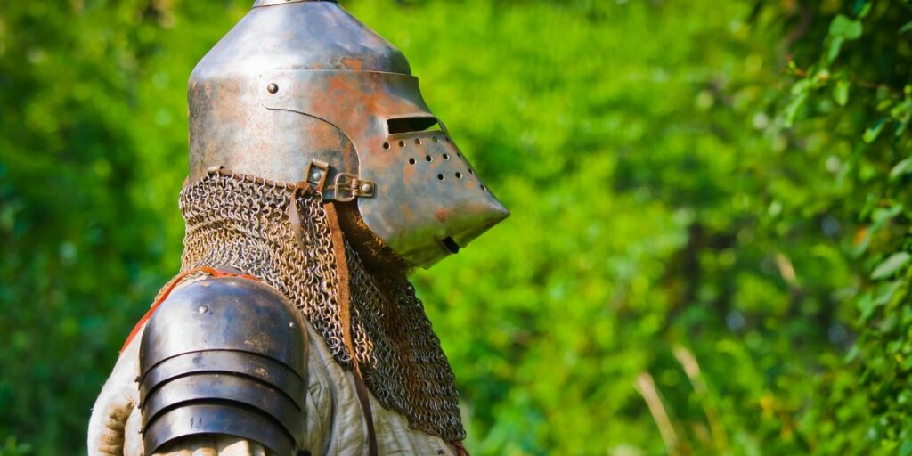 Armure un peu rouillée de chevalier : casque à visière et mailles