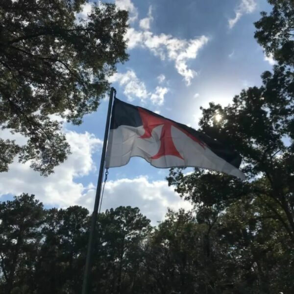 Drapeau templier noir et blanc avec croix rouge