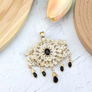 Broche dorée médiévale avec pierres noires pendantes