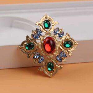 Broche croix médiévale avec pierres rouges, vertes et bleues