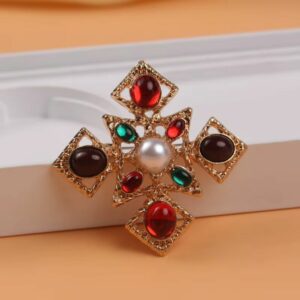 Broche croix royale avec pierres colorées