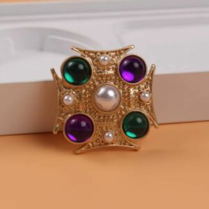 Broche croix médiévale avec cabochons verts/violets