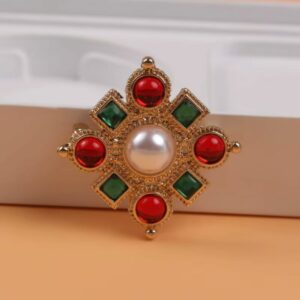Broche croix royale avec pierres rouge rubis