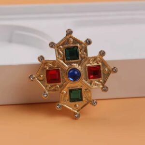 Broche croix médiévale avec pierres multicolores