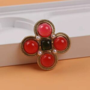 Broche croix médiévale avec pierres rouges et perles