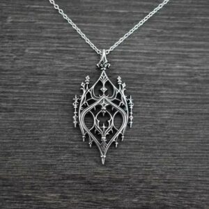 Collier médiéval pendentif gothique ajouré