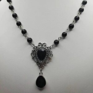 Collier médiéval simple noir à pendentif goutte