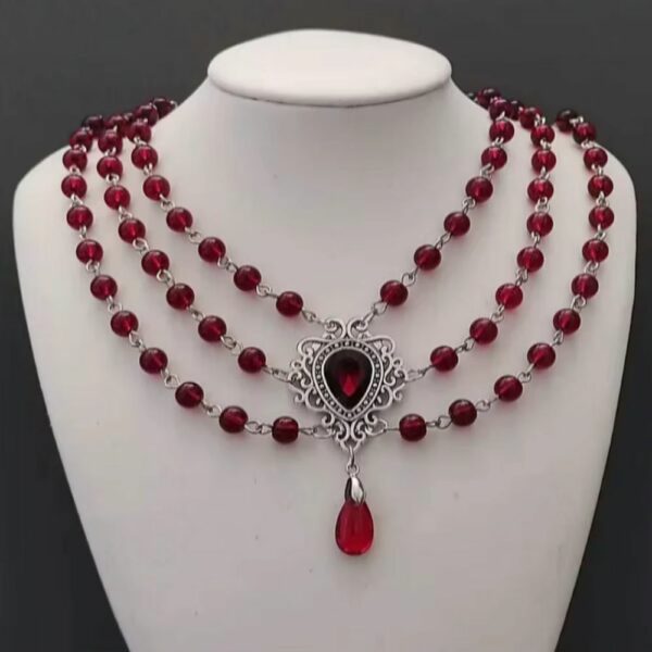 Collier médiéval rouge à trois rangs