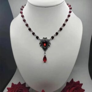 Collier médiéval simple rouge à pendentif goutte