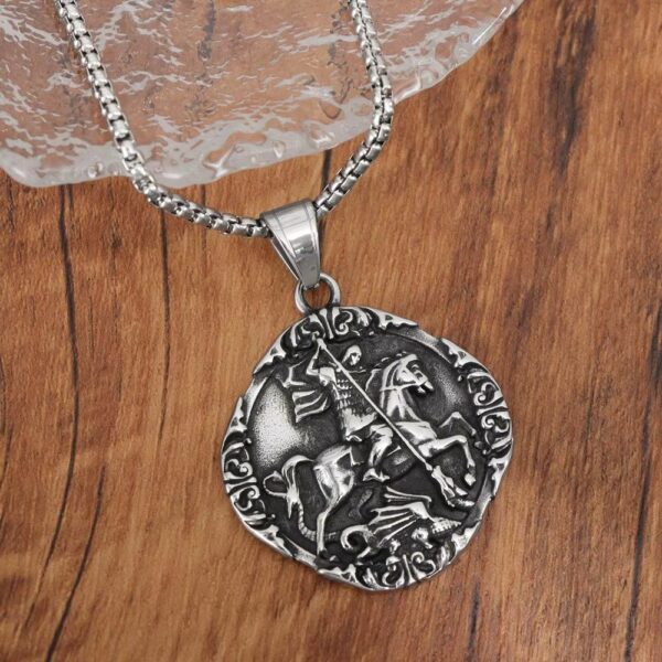 Pendentif médiéval saint Georges terrassant le dragon