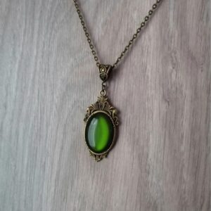 Collier médiéval vert pendentif cabochon et monture ancienne