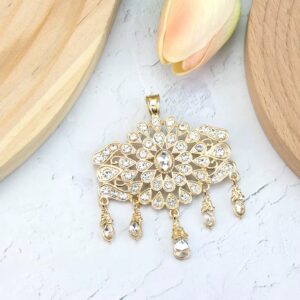 Broche dorée médiévale avec cristaux transparents