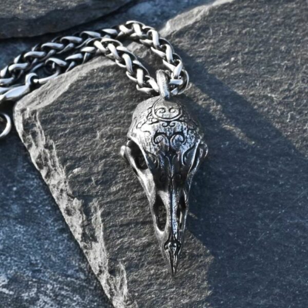 Collier crâne de corbeau gravé