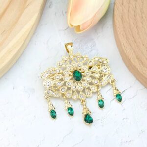 Broche dorée médiévale avec pierres vertes pendantes