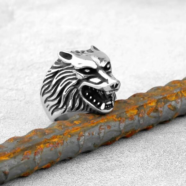 Chevalière médiévale tête de loup en colère