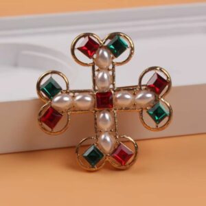 Broche croix médiévale ornée de perles