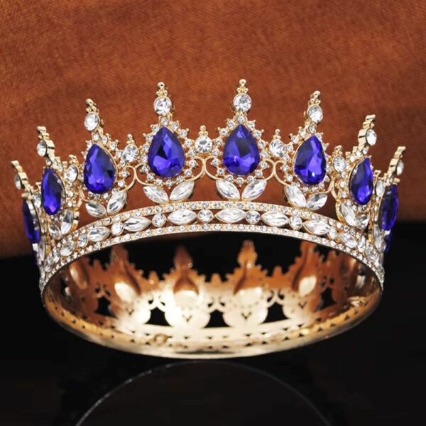 Couronne médiévale dorée avec pierres bleues royales – Image 2