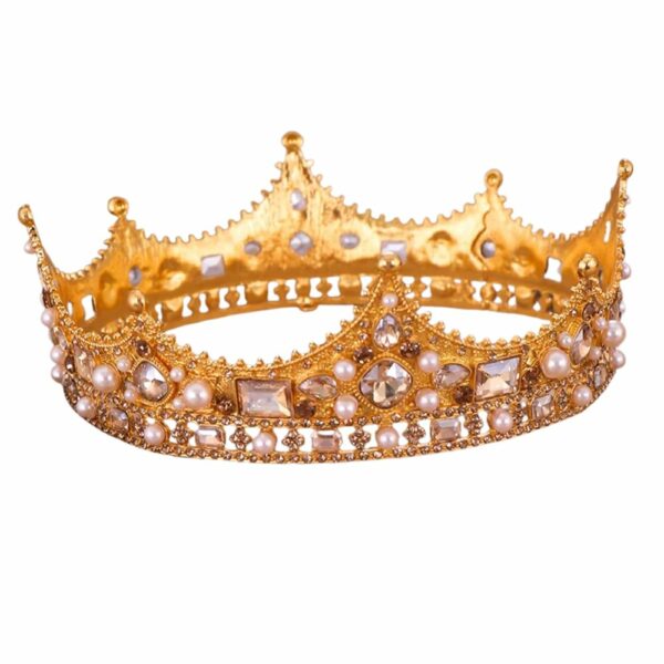 Couronne royale médiévale dorée avec perles et cristaux