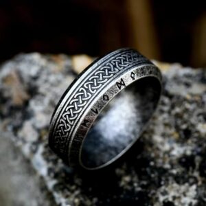 Bague viking en acier avec runes et entrelacs – Image 1