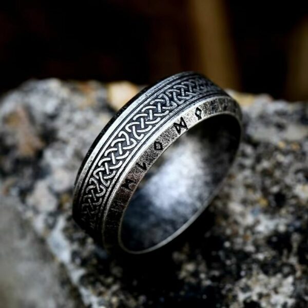 Bague viking en acier avec runes et entrelacs