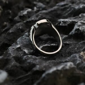 Bague celte en acier avec croix ornée de triskels – Image 2