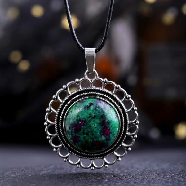 Collier médaillon pierre zoïsite