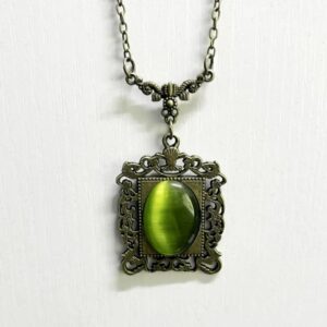 Collier médaillon vert style ancien