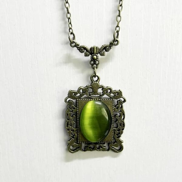 Collier médaillon vert style ancien