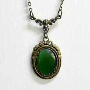 Collier médaillon ovale vert forêt style ancien