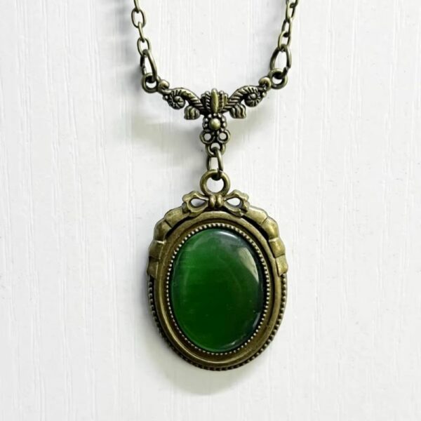 Collier médaillon ovale vert forêt style ancien