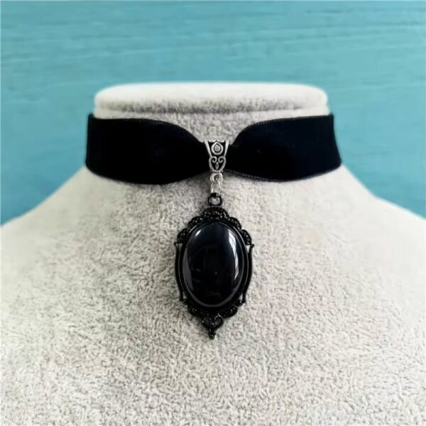 Ras-de-cou médiéval noir au pendentif d’onyx