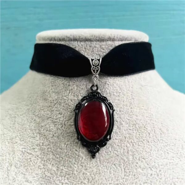 Ras-de-cou médiéval velours au pendentif rouge
