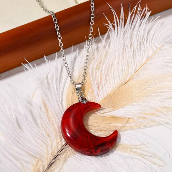 Collier croissant de lune rouge en pierre marbrée