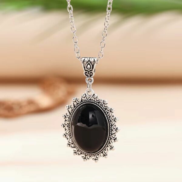 Pendentif noir baroque à chaîne argentée