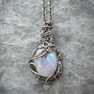 Collier pierre de lune serti de lianes forgées
