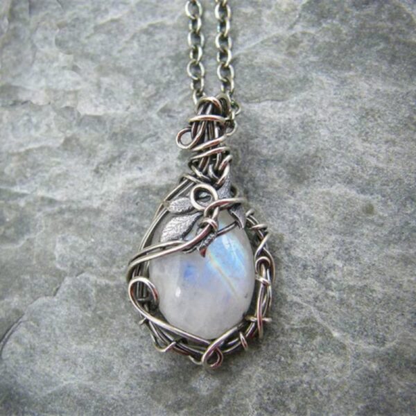 Collier pierre de lune serti de lianes forgées