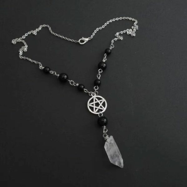 Collier pentacle d’onyx et cristal brut