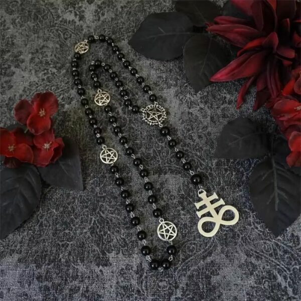 Collier perlé noir et symboles ésotériques