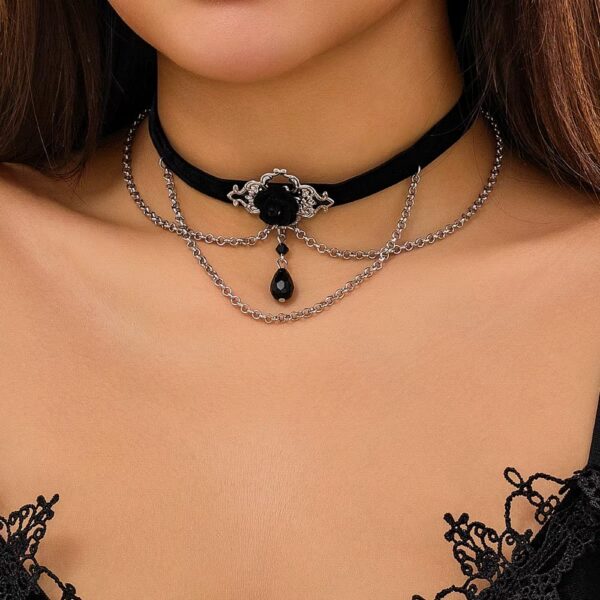 Choker à perles noires, chaînes argentées et rose centrale – Image 2