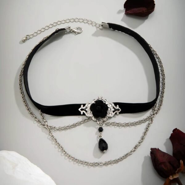 Choker à perles noires, chaînes argentées et rose centrale