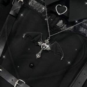 Collier croix ailée avec pierre noire