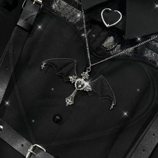 Collier croix ailée avec pierre noire