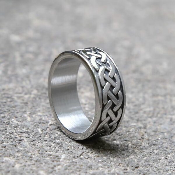 Bague celte en acier avec nœuds entrelacés