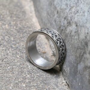 Bague celte en acier avec nœuds entrelacés – Image 2