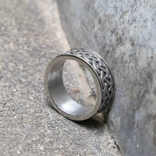 Bague celte en acier avec nœuds entrelacés – Image 2